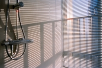 Messing ligt eruit, chroom neemt de badkamer over